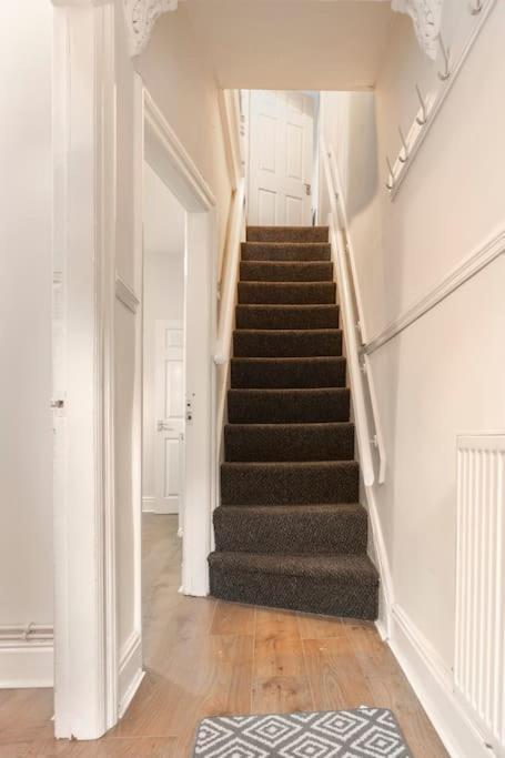 3-Bedroom Home In Liverpool L15 With Free Parking Экстерьер фото